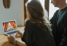 Jak wybrać idealny prezent personalizowany dla bliskiej osoby 453-jak-wybrac-idealny-prezent-personalizowany-dla-bliskiej-osob.webp