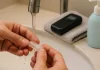użytkownik delikatnie myje ustnik alkomatu dla dokładnych pomiarów